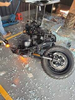Harley-Davidson danificada em acidente. (Foto: Direto das Ruas)