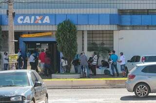 Movimentação em frente a agência da Caixa Econômica Federal, em Campo Grande. (Foto: Marcos Maluf)