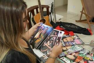 Dani guarda todas as revistas que falam de Luan Santana. (Foto: Kísie Ainoã)
