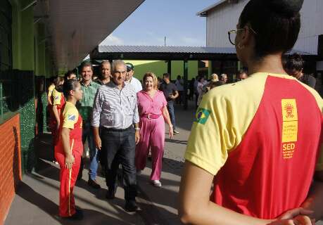 “Em casa”, Reinaldo Azambuja entrega reforma de escola cívico-militar