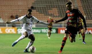 Jogadores em campo durante o duelo desta noite. (Foto: Felipe Oliveira/EC Bahia/Reprodução Agência Brasil) 