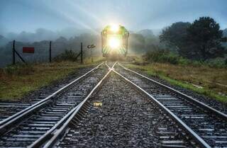 Imagem frontal de trem sobre trilhos. (Foto: Divulgação)