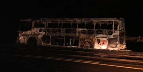 Ônibus é totalmente destruído em incêndio na BR-267
