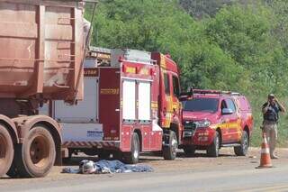 Viaturas dos bombeiros e vítima fatal de acidente na BR-262. (Foto: Marcos Maluf)