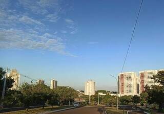 Céu de Campo Grande na manhã deste sábado. (Foto: Kísie Ainoã)