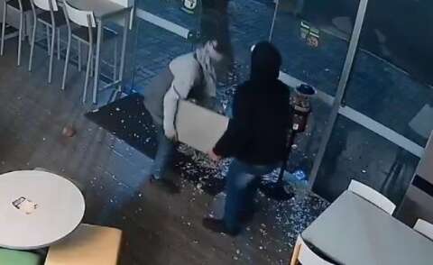 Vídeo mostra bandidos quebrando porta com pedra e levando cofre de lanchonete