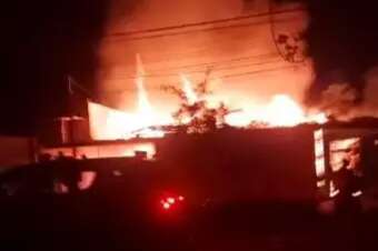Incêndio durante madrugada destrói casas na Vila Jacy