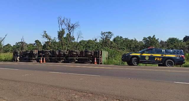 Motorista perde controle da direção e tomba carreta às margens da BR-163