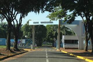 Entrada do campus da UFMS, em Campo Grande. (Foto: Kísie Ainoã/Arquivo)