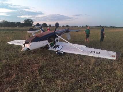 Avião tomba depois de pousar em aeroporto, mas piloto sai ileso de acidente