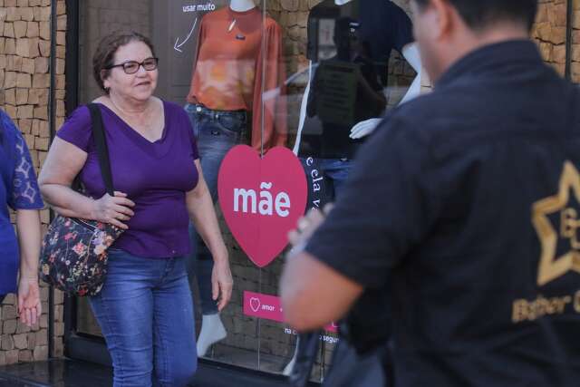 Maioria est&aacute; com pouco dinheiro e n&atilde;o vai comprar presente do Dia das M&atilde;es