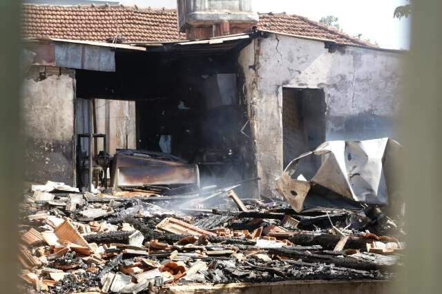 &quot;Estou vivo, o resto compro de novo&quot;, diz morador ap&oacute;s casa ser destru&iacute;da