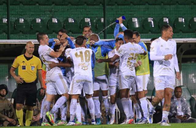 Cruzeiro vence a Chapecoense por 2 a 0 na Arena Cond&aacute; 