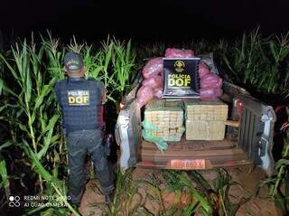 Policial do DOF ao lado do veículo carregado com 1 tonelada em drogas. (Foto: DOF) 