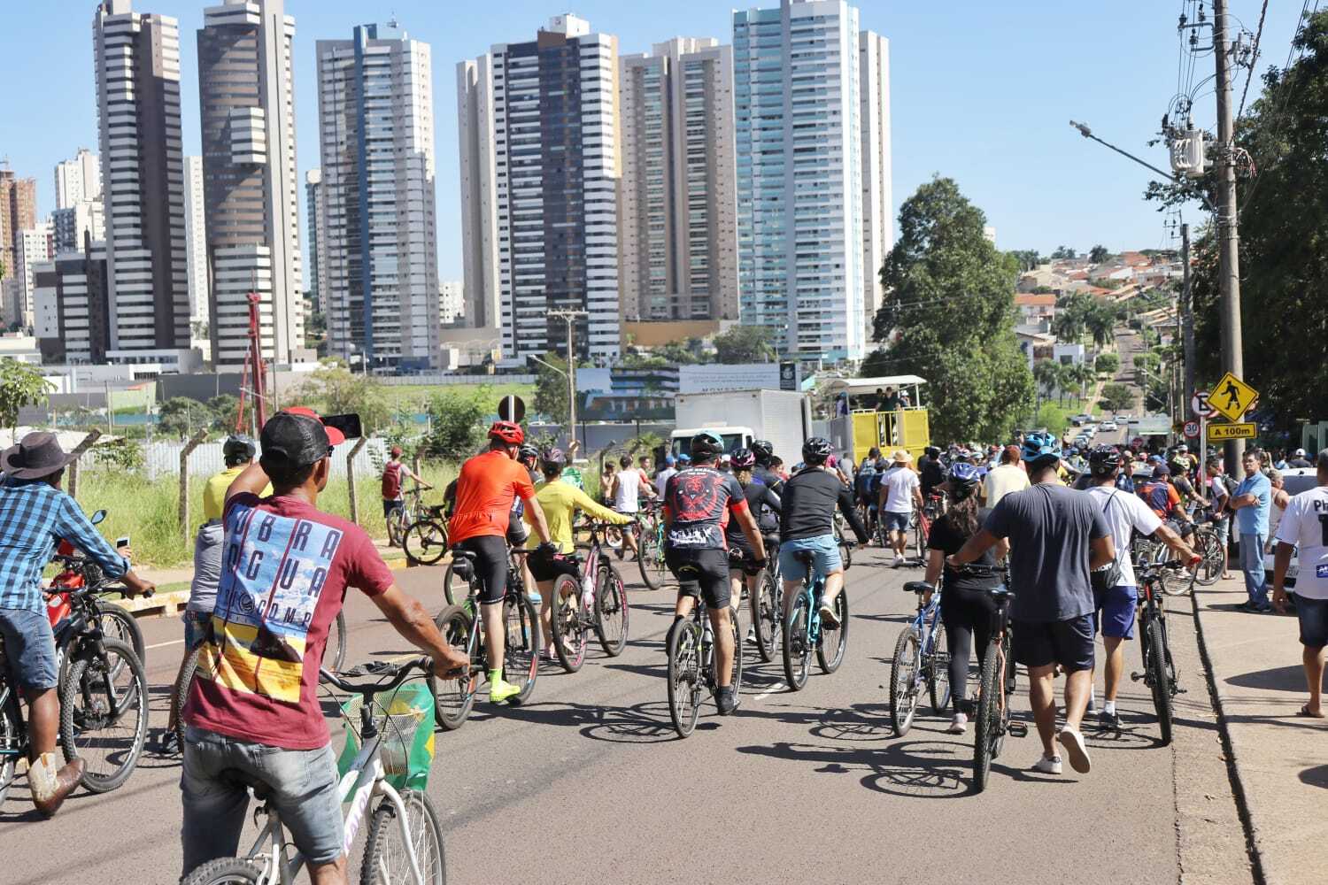 Ai você ta pedalando e aparece o busao da alegria. #campogrande #campo