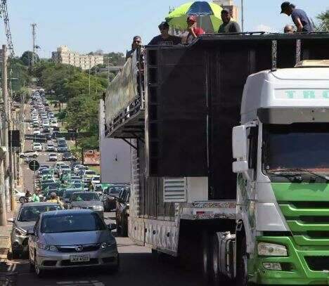 Com 850 ve&iacute;culos, apoiadores de Bolsonaro fazem carreata na Capital