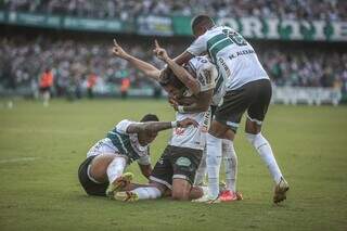 Comemoração dos jogadores após a vitória deste domingo (01). (Foto: Coritiba/FC) 