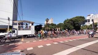 Ciclistas em passeio na Afonso Pena. (Foto: Mirian Machado)