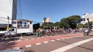 Ciclistas em passeio na Afonso Pena. (Foto: Mirian Machado)