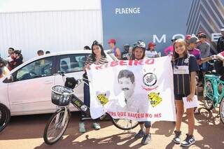 Cátia com as netas e bandeira em homenagem ao empresário fundador do passeio, Clemêncio Ribeiro. (Foto: Paulo Francis)