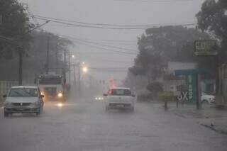 Trânsito com chuva na Avenida Presidente Vargas, no Santo Amaro. (Foto: Henrique Kawaminami)