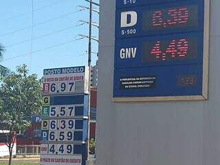 Alguns lugares ainda não reajustaram valor do GNP, mas combustível já é vendido a mais de R$ 5. (Foto: Cleber Gellio)