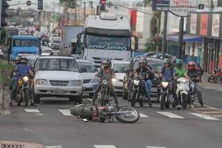 Motocicleta de uma das vítima ficou caída no meio da rua enquanto o condutor aguardava o socorro. (Foto: Marcos Maluf)