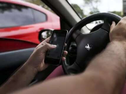 Em 3 meses, mais de 6 mil pessoas foram multadas por uso de celular ao volante 