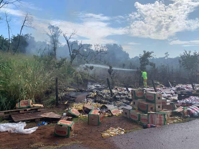 Fogo queima vegeta&ccedil;&atilde;o e 7 toneladas de &oacute;leo de soja de carreta tombada