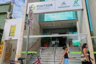 Fachada da sede da Funtrab, em Campo Grande. (Foto: Marcos Maluf)