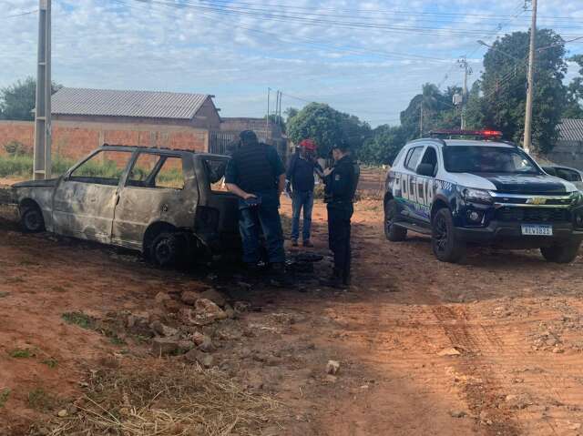 Fogo em terreno baldio atinge ve&iacute;culo e destr&oacute;i equipamento de 20 mil