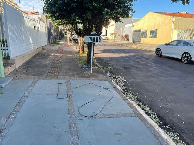 Caminh&atilde;o arranca fios de postes ao passar por rua no Jardim S&atilde;o Louren&ccedil;o 