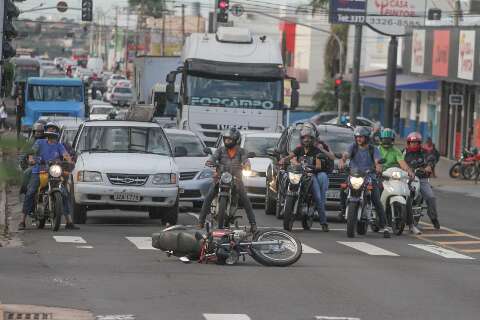 Acidente envolvendo carro, moto e bicicleta deixa avenida tumultuada 