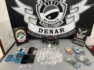 Drogas, dinheiro e máquinas de cartão apreendidas com o suspeito. (Foto: Denar) 