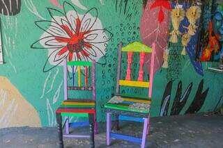 Até cadeiras são transformadas com novas cores. (Foto: Marcos Maluf)