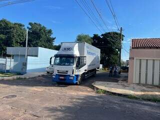 Caminhão arrancou alguns fios ao transitar por rua do Jardim São Lourenço. (Foto: Direto das Ruas)