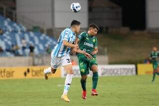  Disputa de bola durante o duelo desta noite. (Foto: AssCom Dourado)