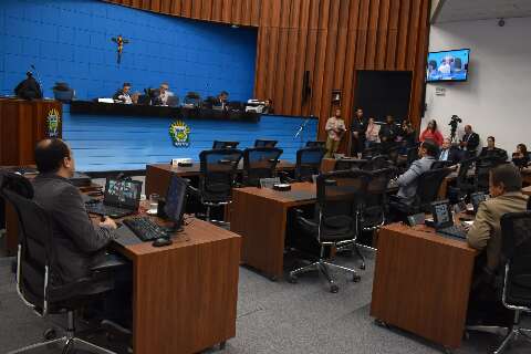 Deputados comemoram 1º dia de sessão aberta ao público após 2 anos de pandemia