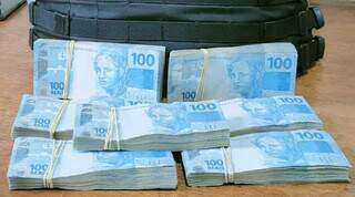 Dinheiro sem procedêndia foi levado para a Receita Federal. (Foto: Divulgação/Polícia Militar)