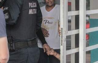 Mulher (roupa preta) acompanhava o rapaz depois da prisão dele. (Foto: Marcos Maluf)