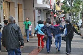 Nesta tarde, nas ruas, muitas pessoas já de casaco em Campo Grande. (Foto: Paulo Francis)