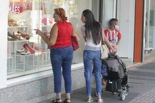 Mãe e filha observam vitrine de loja no Centro de Campo Grande (Foto: Arquivo/Marcos Maluf)