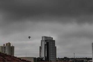 Céu carregado em Campo Grande anuncia chuva. (Foto: Marcos Maluf)