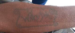 Tatuagem de homem divulgada pela polícia. (Foto: Divulgação/PCMS)