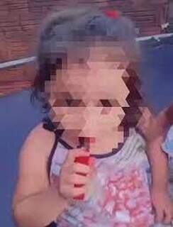 Criança de três anos fumando cigarro eletrônico (Foto: Reprodução)