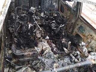 Corpos totalmente incinerados dentro de carro, queimado a 25 km de Paranhos. (Foto: Direto das Ruas)