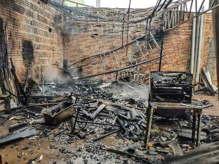Limpando terreno, rapaz coloca fogo em mato e chamas destroem tape&ccedil;aria