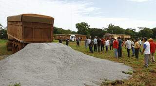 Caminhão carregado com calcário descarregando em aldeia (Foto: Divulgação)