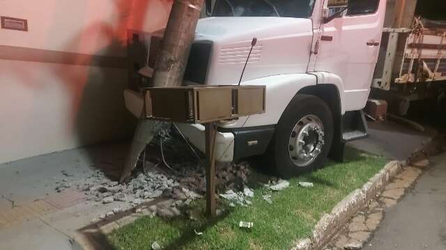 Sem conseguir frear, motorista joga caminh&atilde;o em dire&ccedil;&atilde;o a poste
