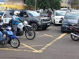 Tr&acirc;nsito fica lento ap&oacute;s acidente entre tr&ecirc;s carros na Afonso Pena